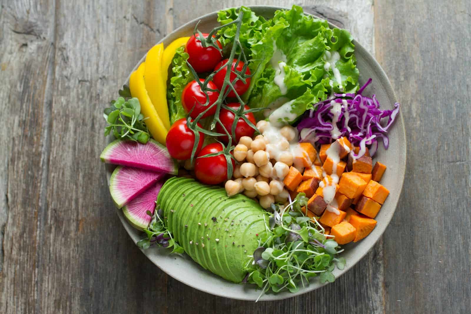 Salad with Avocados and Chick Peas